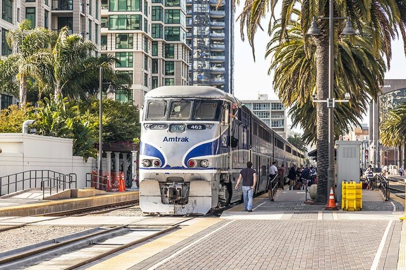 Amtrak vs Greyhound: Which is Better? (Prices, Comfort, Delays)